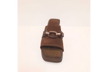 Zoccolo in camoscio spuntato con accessorio e tacco largo -   MARRONE